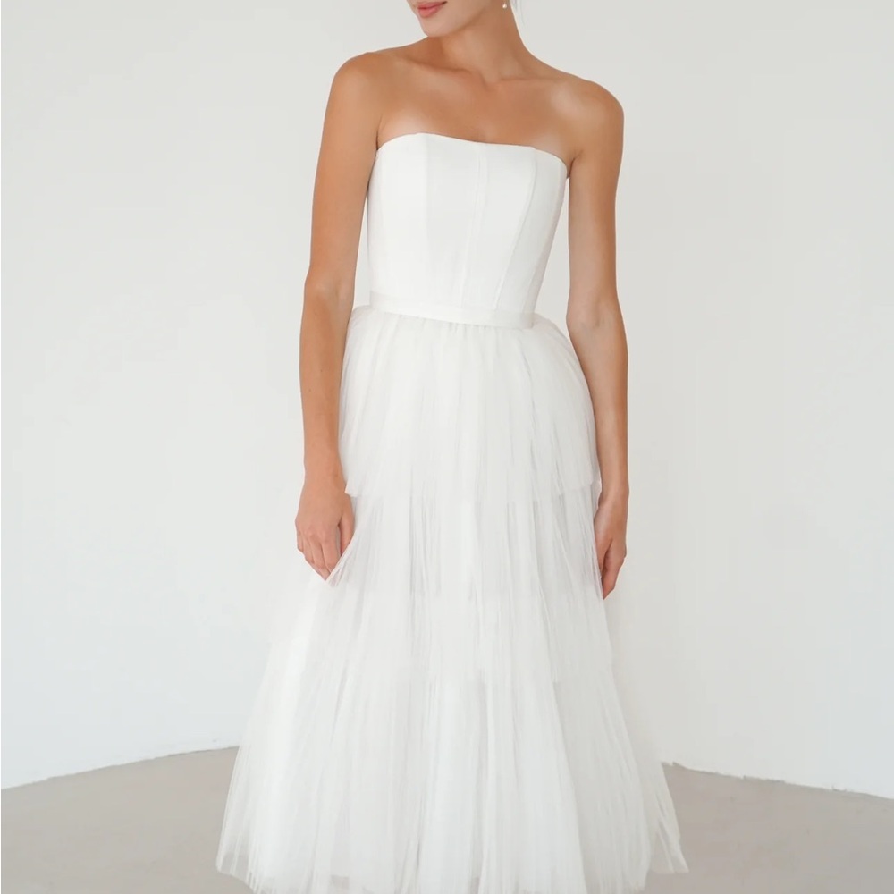 Elegant White Strapless Dress